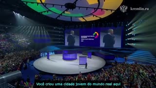 Vladimir Putin na cerimônia de encerramento do Festival Mundial da Juventude.