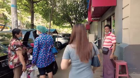 Friendly Burmese Girl invites you to a street food walk in Yangon