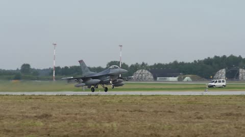 US AIR FORCE F-16 TAKE-OFF AND LANDING