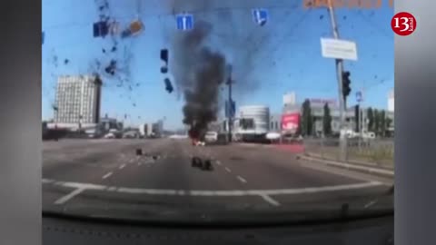 Remnant of missile fired by Russians on Kyiv landed on the road where cars were moving