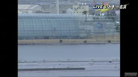 Ocean Overtops Wall - Japan Tsunami - La vidéo la plus choquante du tsunami au Japon