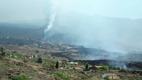 La Palma homes brace for volcano's toxic fumes
