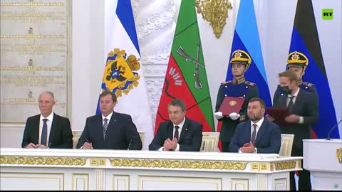 Firmato il trattato di incorporazione di Donetsk, Luhansk, Kherson e Zaporozhie in Russia.Momento storico: Vladimir Putin e i rappresentanti firmano al Cremlino il trattato di incorporazione di questi territori alla Russia.