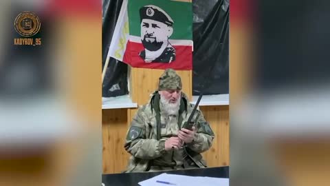 dando instruções para soldados russos