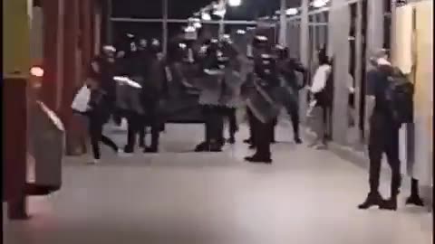 Torcedores do São Paulo e Vasco brigam em estação de metrô em SP