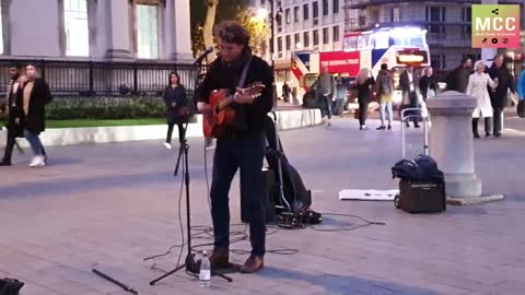 Amazing busker sings « Shallow »