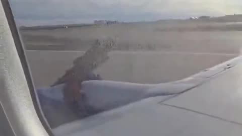 🚨 A Boeing 737 Southwest Airlines Emergency as parts of the Engine Cowling Detaches