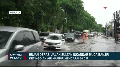 Nekat Terobos Banjir di Jalan Iskandar Muda, Sejumlah Sepeda Motor Mogok!