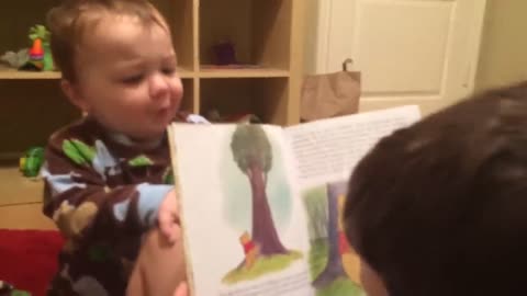 funny kids trying to read