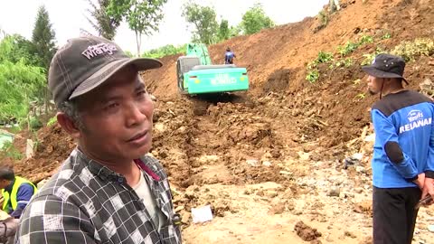 Indonesia quake survivor searches for his family