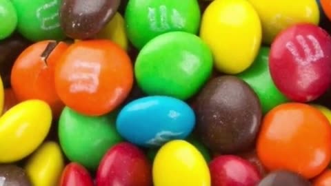 Учительницу похоронили в гробу в виде M&M's