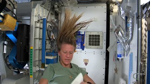 Karen Nyberg Shows how you Wash Hair in Space