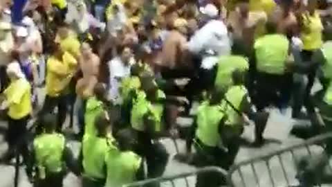Reportan fuertes disturbios en las afueras del estadio Alfonso López de Bucaramanga