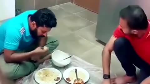 Numpang makan di kosan teman