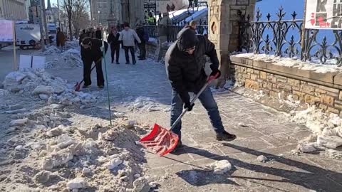 Participants of the Freedom Convoy shovelling snow from sidewalks so seniors don’t slip & fall
