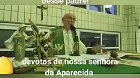 Padre rasgando o verbo sobre o comunismo no Brasil