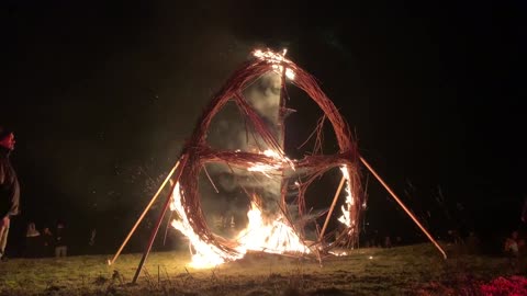 Tlachtga-Samhain da dove era iniziato alla collina di Ward a Meath,in Irlanda DOCUMENTARIO Gli antichi miti di Samhain il capodanno celtico.Scoprite la vera storia di Samhain,la festa celtica del fuoco(si ma di quello materiale del falò appunto)