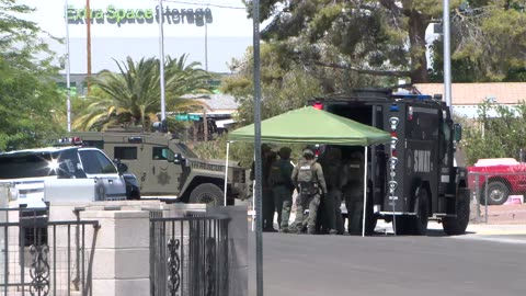 Las Vegas SWAT respond to shooting, barricaded suspect