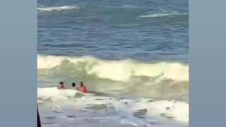 Duas pessoas se afogam na praia