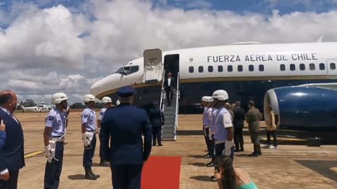 Presidente comunista chileno Gabriel Boric, recebido com honras pela Força Aérea Brasileira.