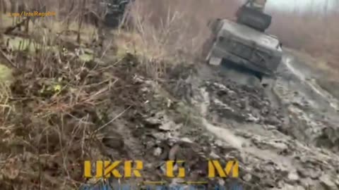 Ukraine: American Humvees struggling to drive through mud