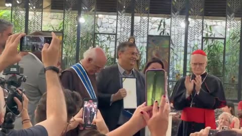 Padre Júlio Lancellotti recebe medalha de honra do governo federal