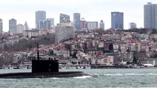 Russian submarine sails through Istanbul