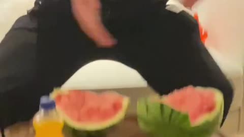Teach you how to open the watermelon with his hands