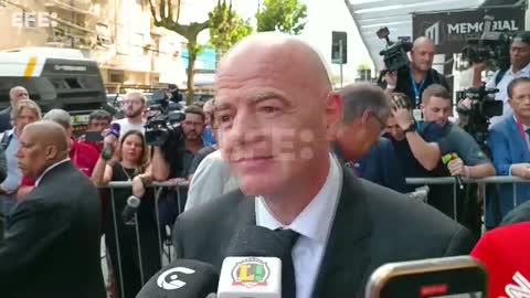 Infantino dice que Pelé fue "único" al llegar a su velatorio