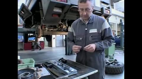 Removing radial shaft seals with the Simatec Simatool SP 50 Seal Puller