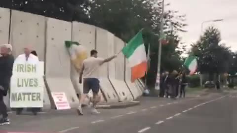 Coolock community back out this morning peacefully protesting 💚