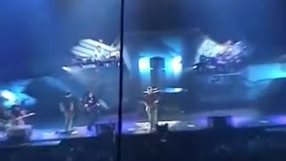 Linkin Park - Invites fan on stage to play guitar! Live in Toronto