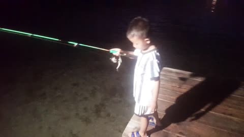 Mengajak adik kecil belajar mancing