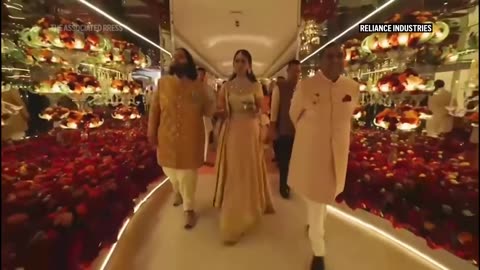 Stars converge in India for year's most extravagant wedding.mp4