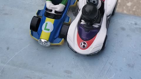 Luigi vs Yoshi Race - Slide Test