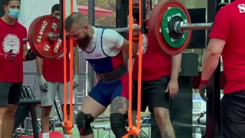 This weightlifter lifts 100 pounds in one go💪