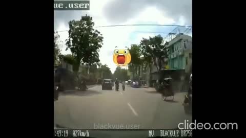 Dashcam Motorcycle Driver Shows Some Skill
