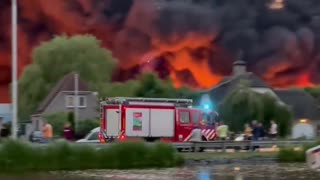 Massive fire engulfs multiple buildings in Ter Aar, Netherlands. (BNO News)