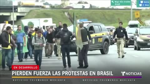Pierden fuerza las protestas contra los resultados electorales en Brasil | Noticias Telemundo