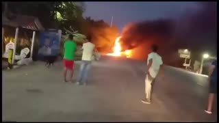 Bus incendiado tras el accidente donde murió Marcela Perea, de 15 años, en Puebloviejo (Magdalena).