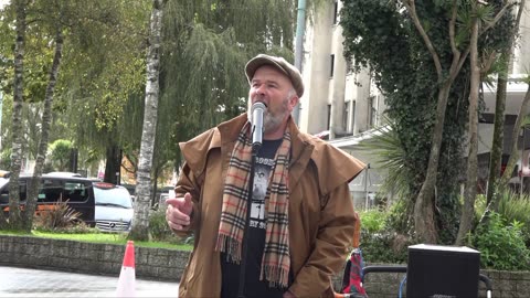 Andy Marshall Crooner Busking. 4 The Ocean City Plymouth 22nd October 2022.