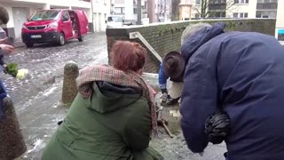 Artist uses cobblestones to honor victims of Nazis