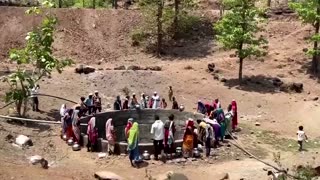 Indian villagers risk lives to collect well water