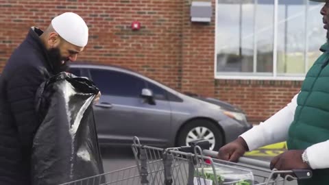 Muslim Asking Strangers For Food, Then Paying Their ENTIRE GROCERIES!