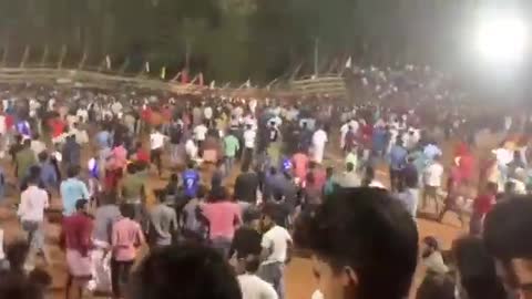 Video: Impactante derrumbe de una tribuna en la India dejó 225 heridos