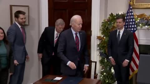 Biden Confuses Sen Warnock With Sen Warren In Concerning Moment