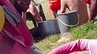 Video: ¡Indignante! Bañistas le dan cerveza a una bebé en playas de Cartagena