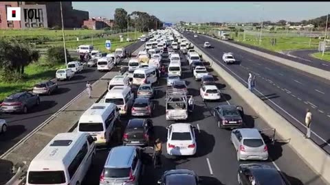 Watch: Taxis Industry caused mayhem in cape town roads with the N2 closed.