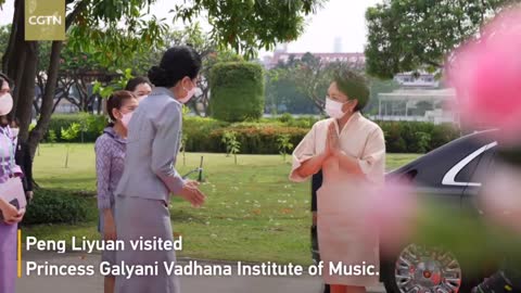 Peng Liyuan visits Thai music school on APEC sidelines