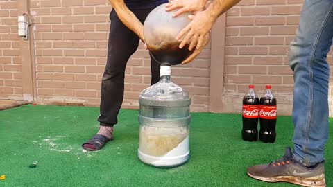 Experiment Giant Coca Cola Balloon VS Mentos3